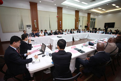 筑牢海外安全防線——駐牙買加使館舉辦領事保護四方聯(lián)席會議并開展經(jīng)濟貿(mào)易咨詢服務